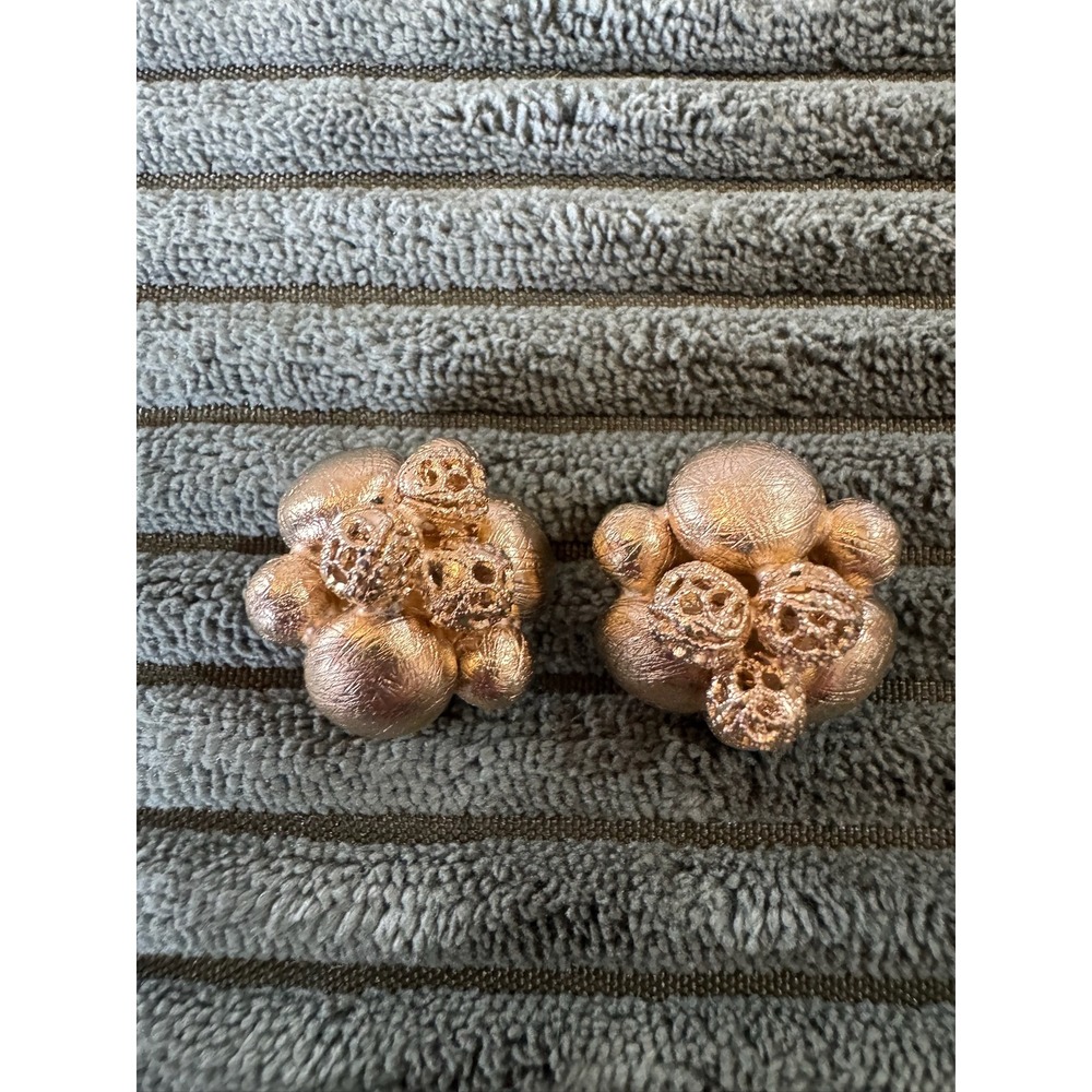 Vintage Kramer Textured Gold Tone Floral Clusterā Clip On Earrings Jewelry